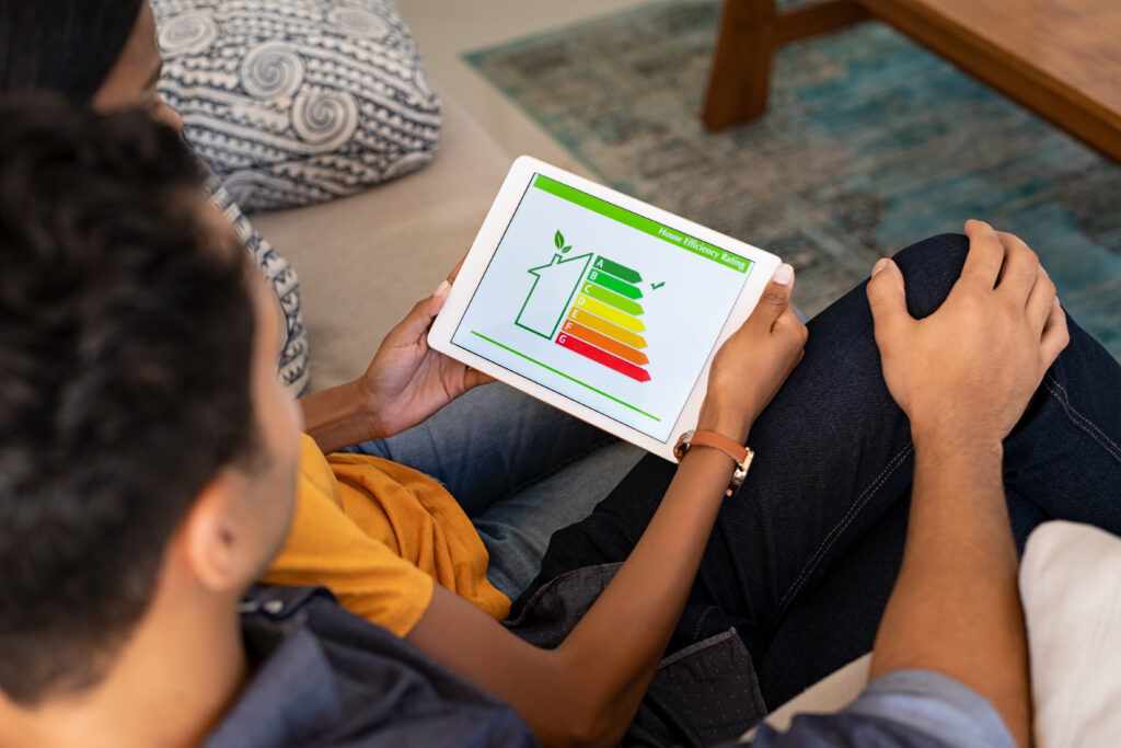 koppel bekijkt op een tablet de energiescore van een woning