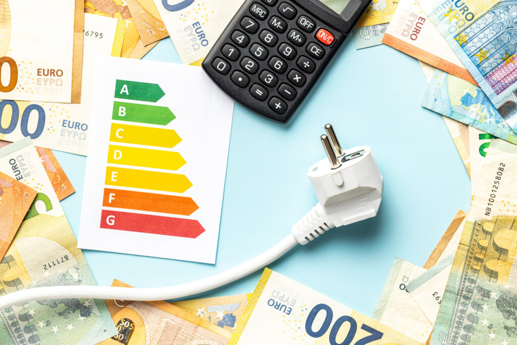 energielabelkaart A tot G naast rekenmachine, stekker en eurobiljetten